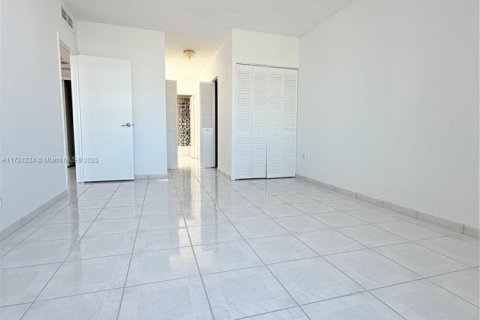 Condo in Sunny Isles Beach, Florida, 2 bedrooms  № 2022600 - photo 23