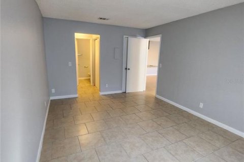 Condo in Brandon, Florida, 1 bedroom  № 2219998 - photo 9