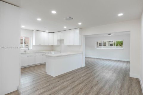 Casa en venta en Miami, Florida, 3 dormitorios, 113.81 m2 № 1954762 - foto 16