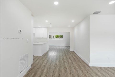 Casa en venta en Miami, Florida, 3 dormitorios, 113.81 m2 № 1954762 - foto 13