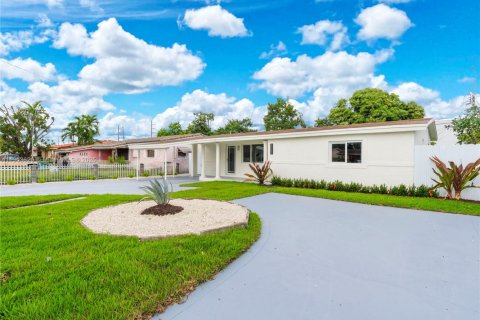 Casa en venta en Miami, Florida, 3 dormitorios, 113.81 m2 № 1954762 - foto 2