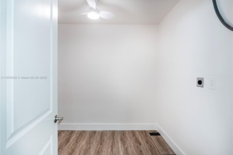 Casa en venta en Miami, Florida, 3 dormitorios, 113.81 m2 № 1954762 - foto 19