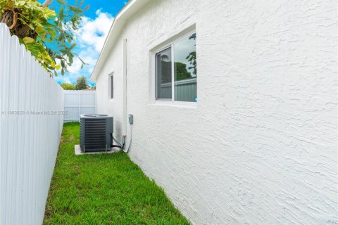 Casa en venta en Miami, Florida, 3 dormitorios, 113.81 m2 № 1954762 - foto 9