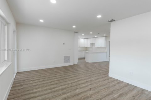 Casa en venta en Miami, Florida, 3 dormitorios, 113.81 m2 № 1954762 - foto 14