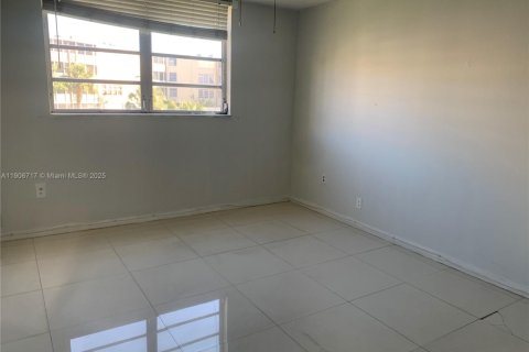 Condominio en alquiler en Miami, Florida, 2 dormitorios, 84.45 m2 № 1963200 - foto 3