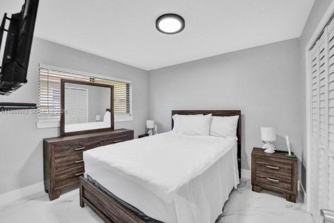 House in West Park, Florida 4 bedrooms, 125.79 sq.m. № 2027315 - photo 19