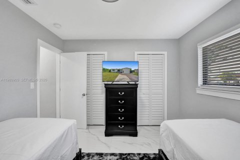 House in West Park, Florida 4 bedrooms, 125.79 sq.m. № 2027315 - photo 20