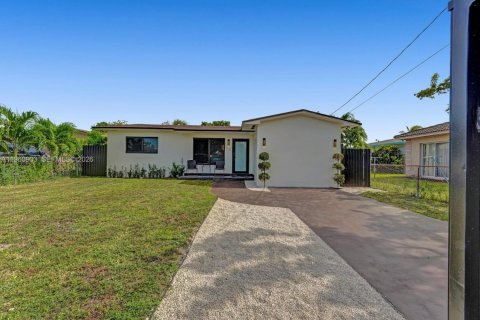 House in West Park, Florida 4 bedrooms, 125.79 sq.m. № 2027315 - photo 3