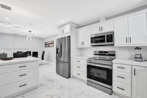 House in West Park, Florida 4 bedrooms, 125.79 sq.m. № 2027315 - photo 30