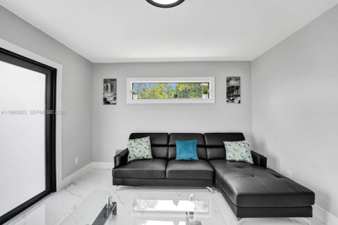 House in West Park, Florida 4 bedrooms, 125.79 sq.m. № 2027315 - photo 10