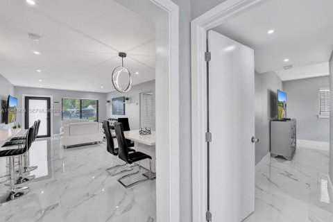 House in West Park, Florida 4 bedrooms, 125.79 sq.m. № 2027315 - photo 11