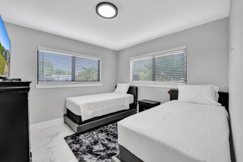 House in West Park, Florida 4 bedrooms, 125.79 sq.m. № 2027315 - photo 13