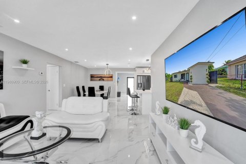 House in West Park, Florida 4 bedrooms, 125.79 sq.m. № 2027315 - photo 9