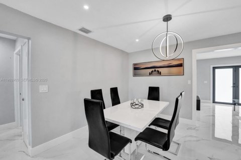 House in West Park, Florida 4 bedrooms, 125.79 sq.m. № 2027315 - photo 26