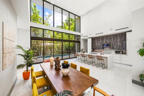 Купить виллу или дом в Майами, Флорида 5 спален, 488.57м2, № 1971280 - фото 1