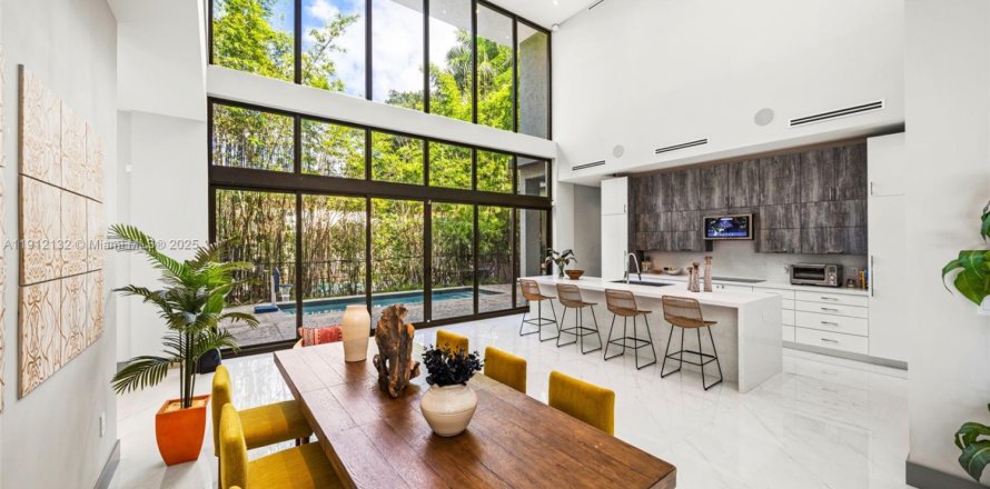 Дом в Майами, Флорида 5 спален, 488.57м2 № 1971280