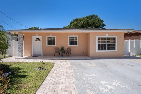 Casa en venta en Tampa, Florida, 4 dormitorios, 135.17 m2 № 1584568 - foto 1