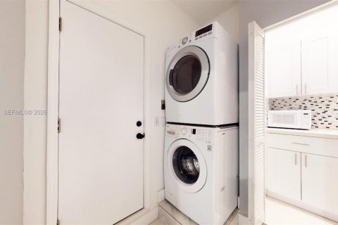 Commercial property in Miami, Florida 1 bedroom, 32.52 sq.m. № 2064949 - photo 13