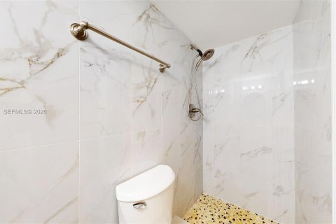 Commercial property in Miami, Florida 1 bedroom, 32.52 sq.m. № 2064949 - photo 8