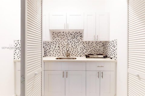 Commercial property in Miami, Florida 1 bedroom, 32.52 sq.m. № 2064949 - photo 10