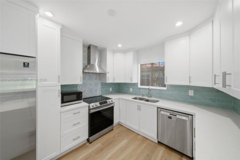 House in Miami, Florida 3 bedrooms, 119.29 sq.m. № 1998410 - photo 13