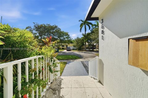 House in Miami, Florida 3 bedrooms, 119.29 sq.m. № 1998410 - photo 3