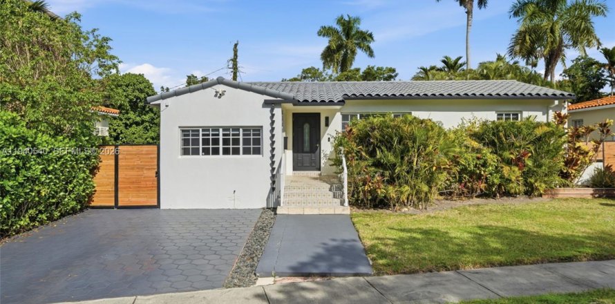 House in Miami, Florida 3 bedrooms, 119.29 sq.m. № 1998410