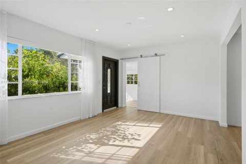 House in Miami, Florida 3 bedrooms, 119.29 sq.m. № 1998410 - photo 6