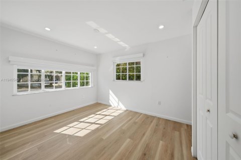 House in Miami, Florida 3 bedrooms, 119.29 sq.m. № 1998410 - photo 19