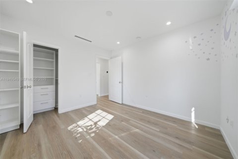 House in Miami, Florida 3 bedrooms, 119.29 sq.m. № 1998410 - photo 25