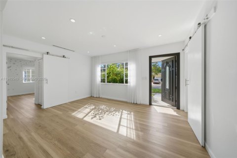 House in Miami, Florida 3 bedrooms, 119.29 sq.m. № 1998410 - photo 5