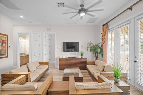 House in Four Corners, Florida 5 bedrooms, 333.15 sq.m. № 2206045 - photo 21