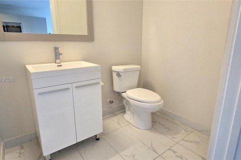 Condominio en alquiler en Miami, Florida, 3 dormitorios, 118.45 m2 № 2030718 - foto 11