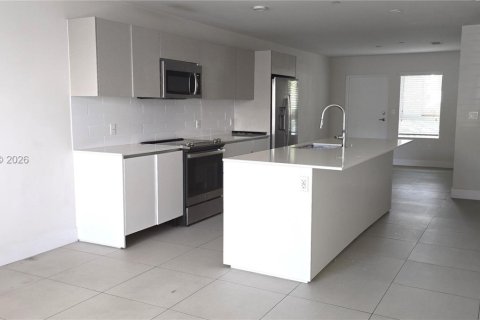 Condominio en alquiler en Miami, Florida, 3 dormitorios, 118.45 m2 № 2030718 - foto 4