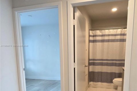 Condominio en alquiler en Miami, Florida, 3 dormitorios, 118.45 m2 № 2030718 - foto 16