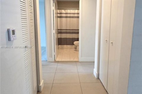 Condominio en alquiler en Miami, Florida, 3 dormitorios, 118.45 m2 № 2030718 - foto 13