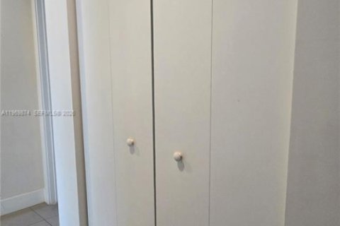 Condominio en alquiler en Miami, Florida, 3 dormitorios, 118.45 m2 № 2030718 - foto 15