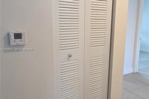 Condominio en alquiler en Miami, Florida, 3 dormitorios, 118.45 m2 № 2030718 - foto 14