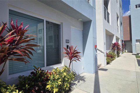 Condominio en alquiler en Miami, Florida, 3 dormitorios, 118.45 m2 № 2030718 - foto 2