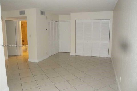 Снять в аренду кондоминиум в Санни-Айлс-Бич, Флорида 1 спальня, 59.46м2, № 1965921 - фото 3