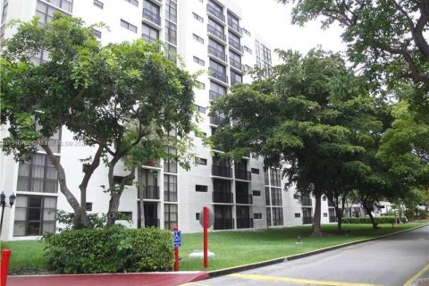 Снять в аренду кондоминиум в Санни-Айлс-Бич, Флорида 1 спальня, 59.46м2, № 1965921 - фото 2