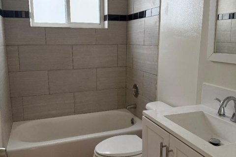 Снять в аренду квартиру в Помпано-Бич, Флорида 3 комнаты, 52.95м2, № 2184898 - фото 6