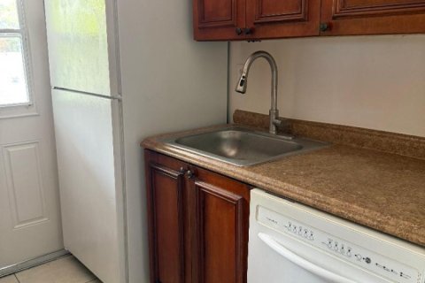 Снять в аренду квартиру в Помпано-Бич, Флорида 3 комнаты, 52.95м2, № 2184898 - фото 2