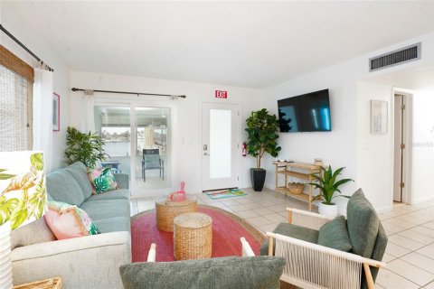 Commercial property in Indian Rocks Beach, Florida 8 bedrooms, 363.99 sq.m. № 1876825 - photo 11