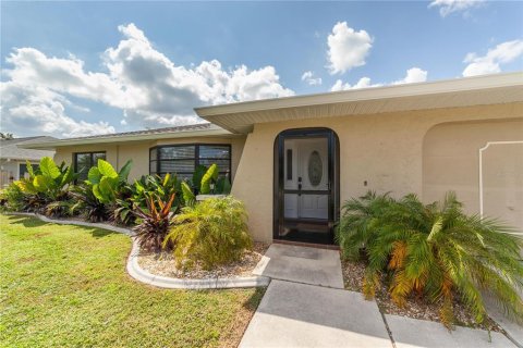 House in Port Charlotte, Florida 3 bedrooms, 152.27 sq.m. № 1650521 - photo 2