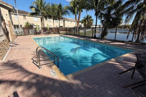 Townhouse in Miami, Florida 3 bedrooms, 165.09 sq.m. № 1994582 - photo 17