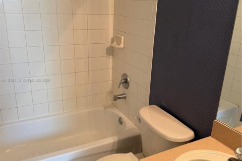 Townhouse in Miami, Florida 3 bedrooms, 165.09 sq.m. № 1994582 - photo 13