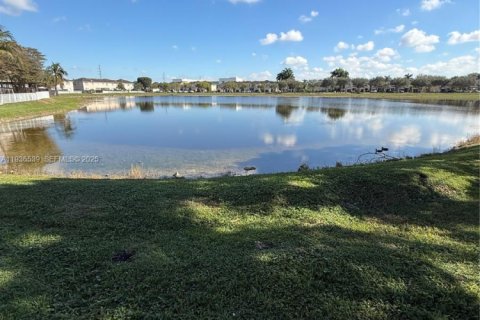 Townhouse in Miami, Florida 3 bedrooms, 165.09 sq.m. № 1994582 - photo 19