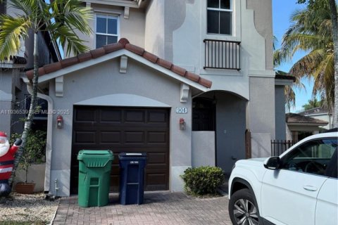 Townhouse in Miami, Florida 3 bedrooms, 165.09 sq.m. № 1994582 - photo 1