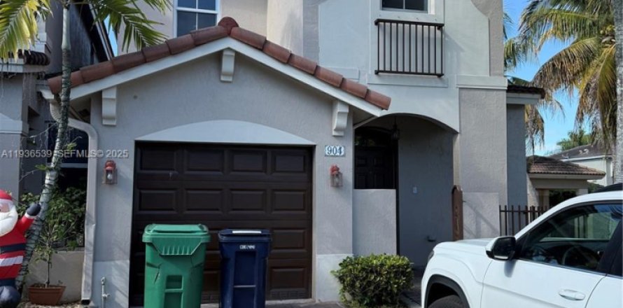 Townhouse in Miami, Florida 3 bedrooms, 165.09 sq.m. № 1994582